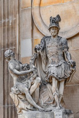 Bol ve Roma boynuz ile güzel çıplak kadın heykeli çok