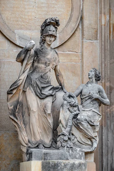 Standbeeld van mooie naakte vrouw met hoorn van overvloed en Romein zo — Stockfoto