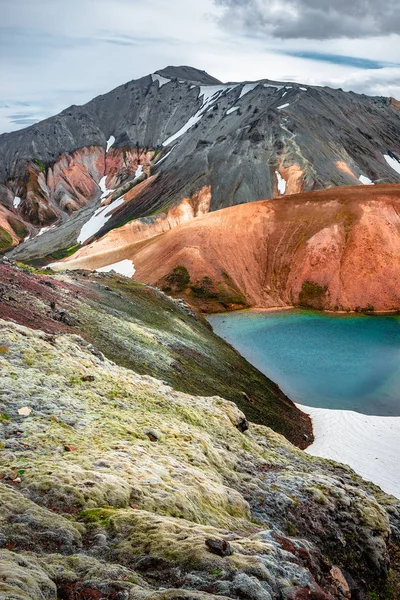 Piękne kolorowe góry wulkaniczne Landmannalaugar i zielony — Zdjęcie stockowe
