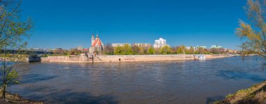 Johannis kilise, park ve Elbe nehir kıyısında panoramik görünümü 