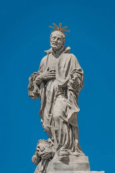 Sculptures décoratives de façade à l'église jésuite de Saint Ignace de — Photo