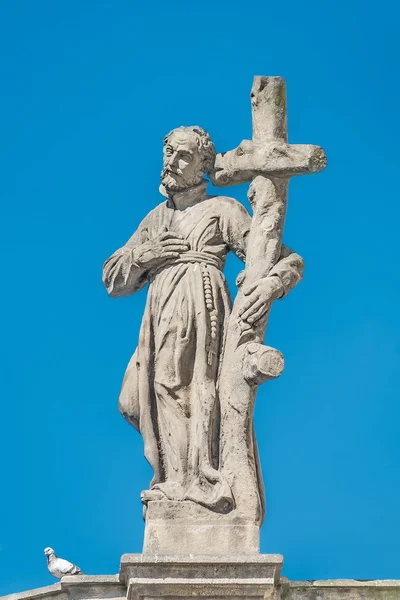 Esculturas de fachada decorativas na igreja jesuíta de Santo Inácio de — Fotografia de Stock