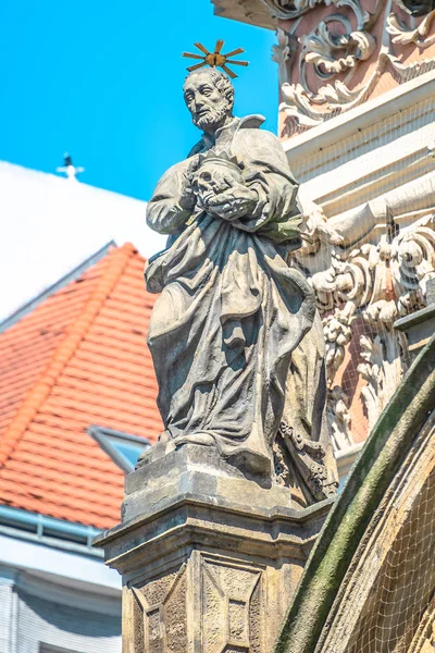Декоративные фасадные скульптуры в иезуитской церкви Святого Игнатия — стоковое фото