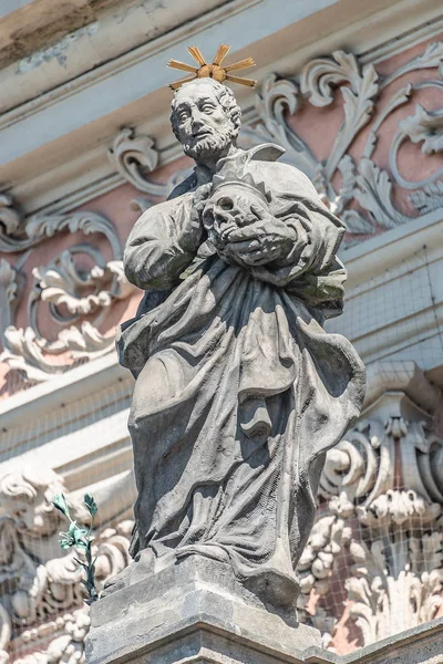 Dekorative Fassadenskulpturen an der Jesuitenkirche des hl. Ignatius von — Stockfoto