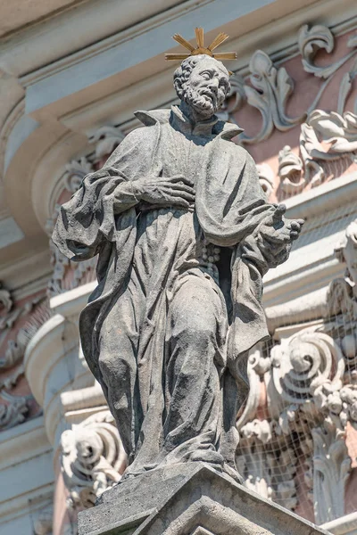 Dekorative Fassadenskulpturen an der Jesuitenkirche des hl. Ignatius von — Stockfoto