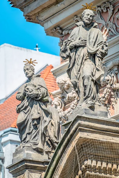 Esculturas de fachada decorativas na igreja jesuíta de Santo Inácio de — Fotografia de Stock