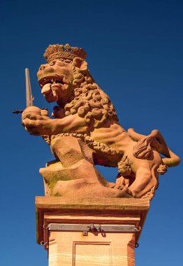 Heidelberg Üniversitesi Meydanı'ndaki Antik Aslan Kral Heykeli, Heidel