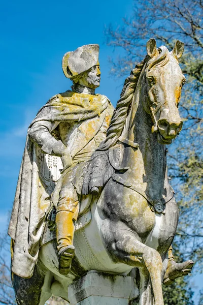 Très vieille statue du roi de Prusse Frédéric le Grand couvert d'esprit — Photo
