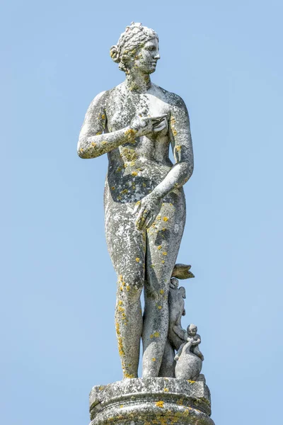 Estátua antiga coberta de musgo e líquen de um sensual renaiss — Fotografia de Stock