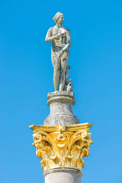 Antigua estatua cubierta de musgo y liquen de un sensual renaiss — Foto de Stock