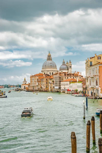 Warme avond in verbazingwekkende Venetiaanse Grand Channel, Venetië, Italië — Stockfoto