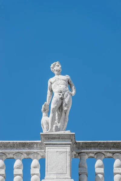 Szobor a velencei Doge palota dísze, Olaszország — Stock Fotó