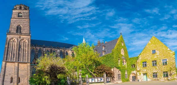 Magnifika katedralen i Magdeburg på våren i Magdeburg, Germa — Stockfoto