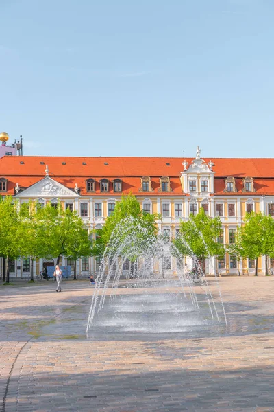 Major square with fountains in Magdeburg by Cathedral and Govern — Stock Photo, Image