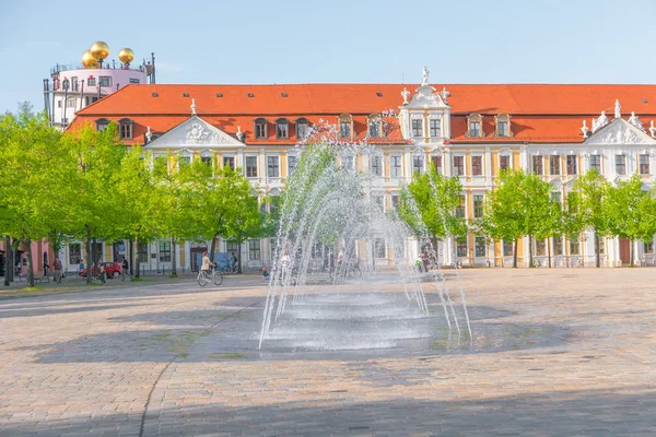 Большая площадь с фонтанами в Магдебурге, собор и правительство — стоковое фото