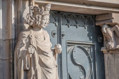 Magdeburg katedralin ana cephesinde kraliçe duvar figürü, G