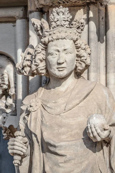 Figura de la pared de la reina en la fachada principal de la catedral en Magdeburgo, G —  Fotos de Stock