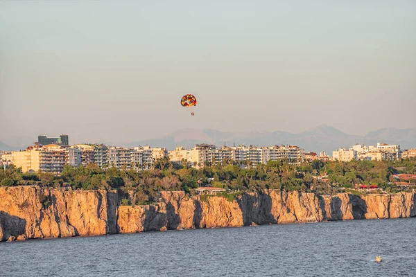 Panoramatický ptačí pohled na Antalya a Středozemní moře a — Stock fotografie