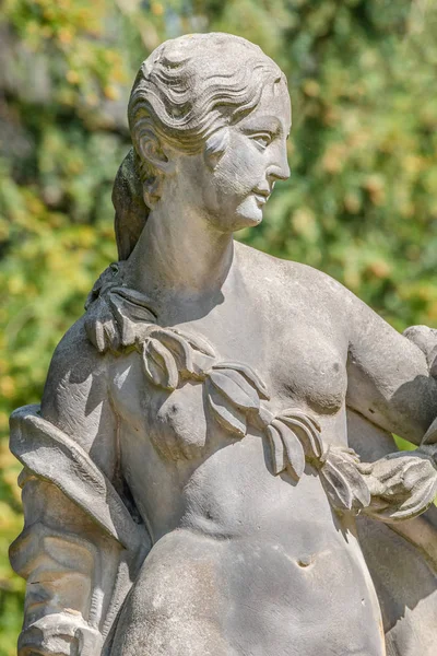 관능적 인 르네의 이끼와 이끼로 덮여 고대 동상 — 스톡 사진