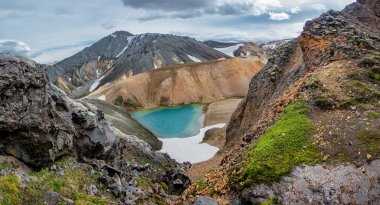 Panoramik manzaralı renkli rhyolite volkanik dağlar Landmanna