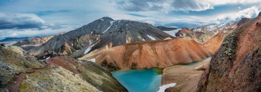 Panoramik manzaralı renkli rhyolite volkanik dağlar Landmanna