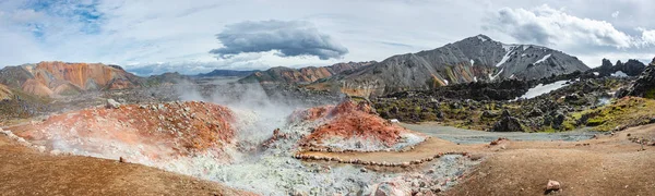 Panoramisch uitzicht kleurrijke ryoliet vulkanische bergen Landmanna — Stockfoto