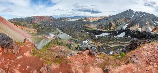 カラフルな流紋岩火山の山 Landmanna のパノラマ ビュー — ストック写真