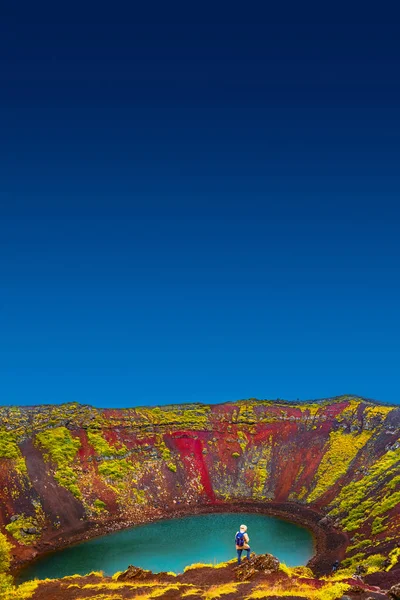 著名的丰富多彩和危险的凯里德火山口与湖 — 图库照片