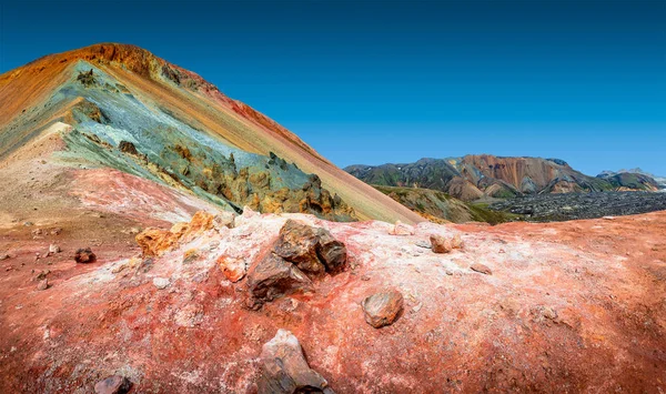 最丰富多彩的火山山布伦尼斯泰因萨尔达（硫磺波）在 — 图库照片