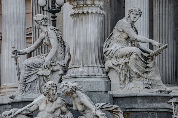 Skulpturenelemente des Pallas-Athene-Brunnens in — Stockfoto