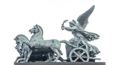 Avusturya'da Zafer Tanrıçası Nike'ın bronz quadriga heykeli 
