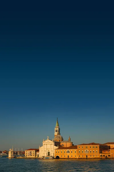 Vista mágica durante el atardecer sobre Venecia, canal y su histórico — Foto de Stock