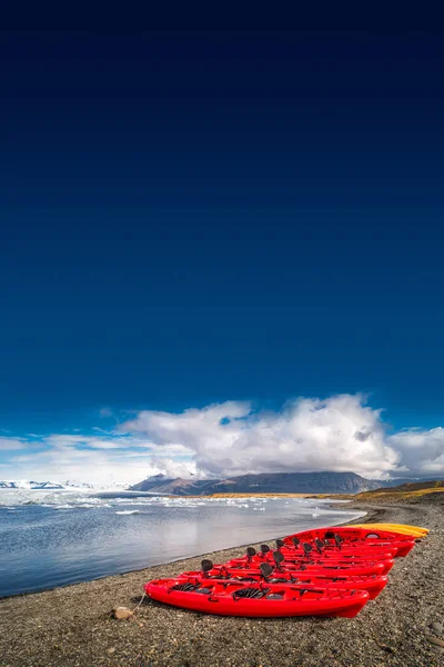 Вид на Лагуну с ледяными и красными каноэ, Джоку — стоковое фото