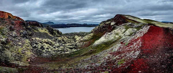 Panoramic view of colorful rhyolite volcanic mountains Landmanna — Stock Photo, Image