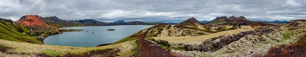360 renkli rhyolit volkanik dağın derece panoramik görünümü — Stok fotoğraf