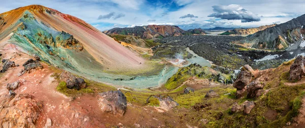 Vue panoramique sur le mont volcanique le plus coloré Brennisteinsa — Photo