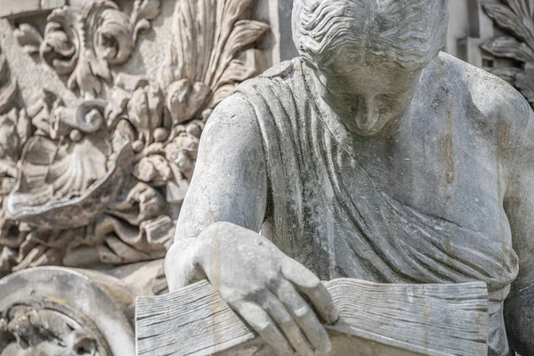 Antigua estatua de la fuente de la sensual mujer del Renacimiento italiano — Foto de Stock