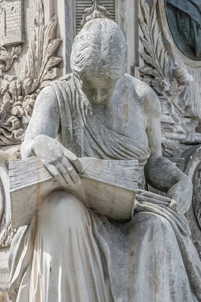 Antigua estatua de la fuente de la sensual mujer del Renacimiento italiano — Foto de Stock