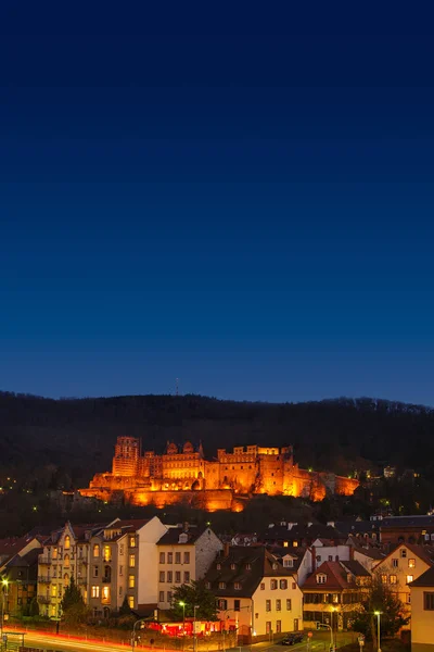 Veduta colorata del centro storico di Heidelberg, vecchio ponte, statue — Foto Stock