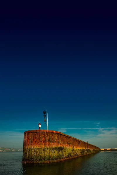 Vacker gammal rostig docka på Helgoland Island i Nordsjön, Germa — Stockfoto