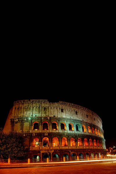 Vista frontale del meraviglioso Colosseo antico di notte illuminazione , — Foto Stock