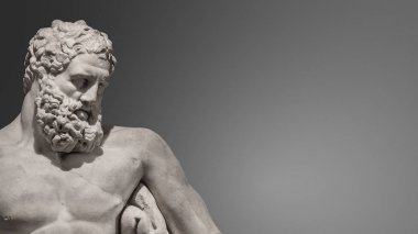 Güçlü ve yakışıklı sakallı Herkül heykeli, closeup, detai