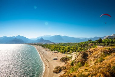 Antalya ve Akdeniz sahillerinin panoramik kuş manzarası ve