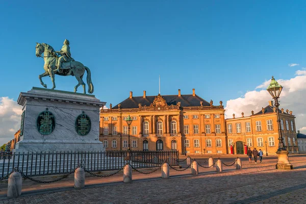 Amalienborg och Frederik V till häst upplyst i tidig mor — Stockfoto