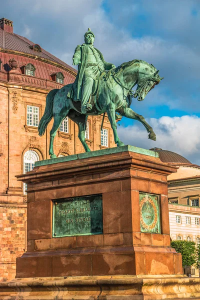 Christiansborgs palats och staty av Christian IX upplyst i — Stockfoto