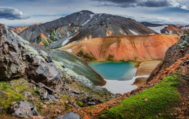 Panoramik manzaralı renkli rhyolite volkanik dağlar Landmanna