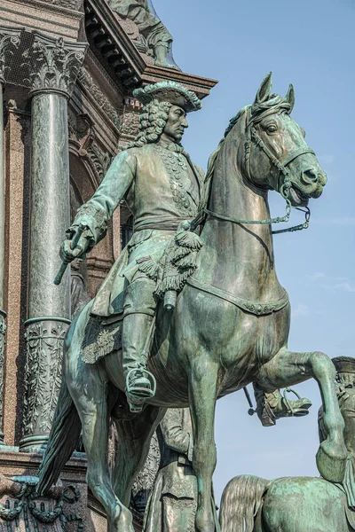 Inslag i den gamla minnesmonumentet över kejsarinnan Maria Theresa i — Stockfoto