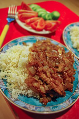 Asya fast food tarzı, sebze ve pirinç ile kızarmış tavuk, bir