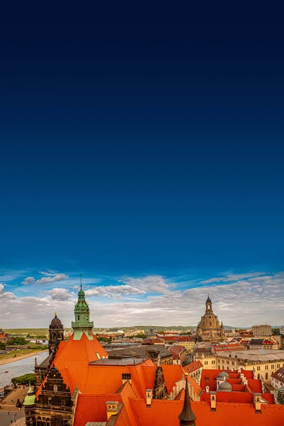 Vista de pájaro de hermoso paisaje urbano de Dresde con techos rojos y azul —  Fotos de Stock