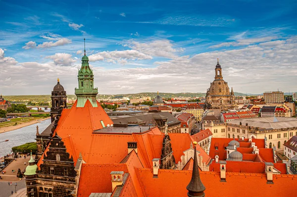 Vista de pájaro de hermoso paisaje urbano de Dresde con techos rojos y azul — Foto de Stock